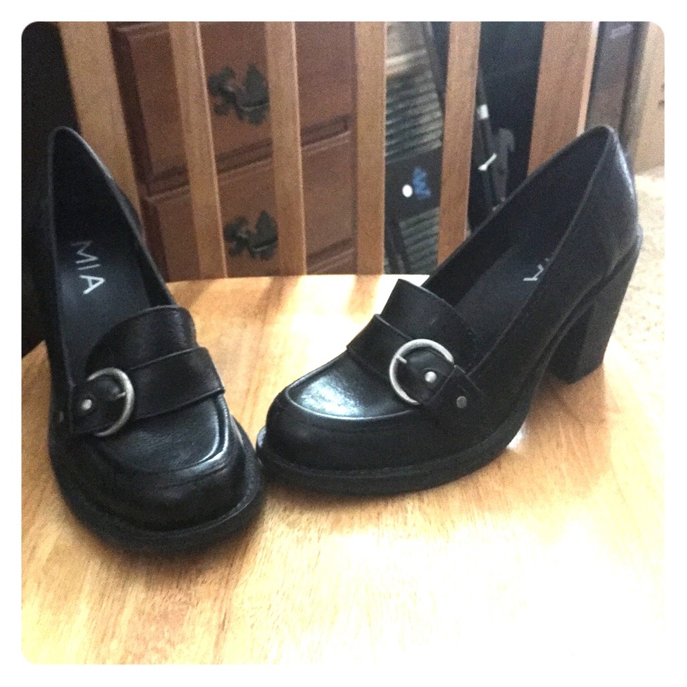 MIA Round Toe Leather Pumps